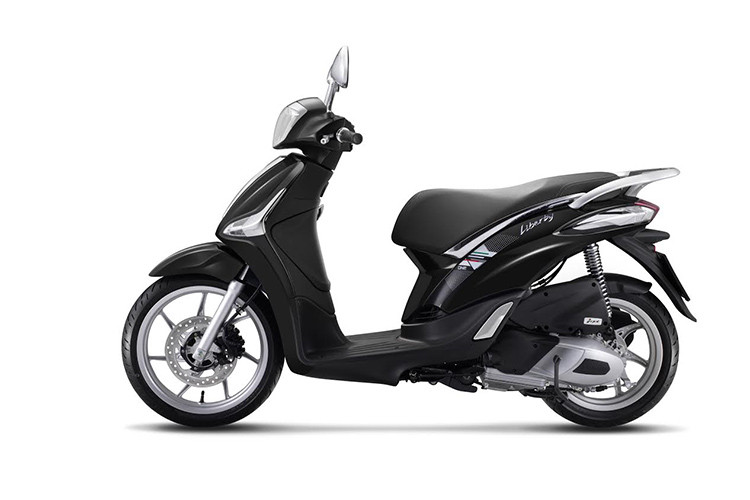 Piaggio Liberty iGet 2019 mới có đèn định vị trước với hệ thống LED, đặc trưng cho phong cách công nghệ của dòng xe bánh lớn Piaggio, làm nổi bật lên thiết kế của Liberty iGet. Những chi tiết tinh tế như vành xe với thiết kế độc đáo, mang đến phong thái lịch lãm đặc trưng cho xe.