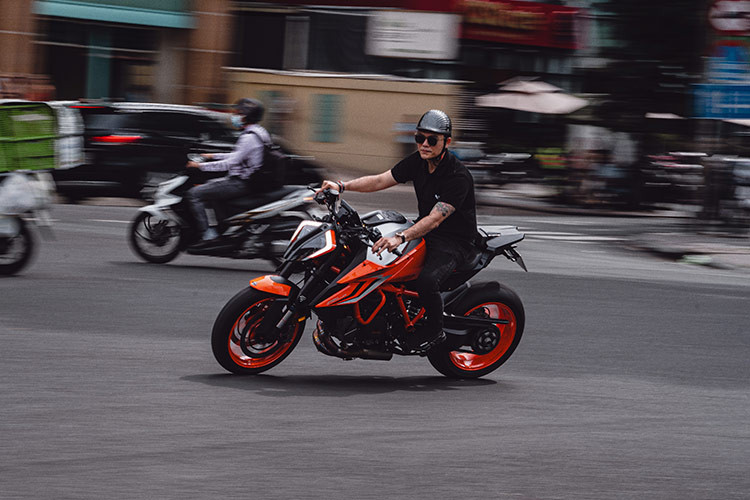KTM 1290 Super Duke R bản Evo 2022 có chiều cao yên xe đạt 835 mm và khoảng sáng gầm 160 mm, do đó để có thể kiểm soát tốt, chủ nhân cần có chiều cao tốt trên 1,7m. Ngoài ra trên mẫu xe này còn được tích hợp công nghệ Anti-dive giúp người lái tránh tình trạng dồn về phía trước quá nhiều khi phanh gấp và người điều khiển có thể tắt/bật tính năng này.