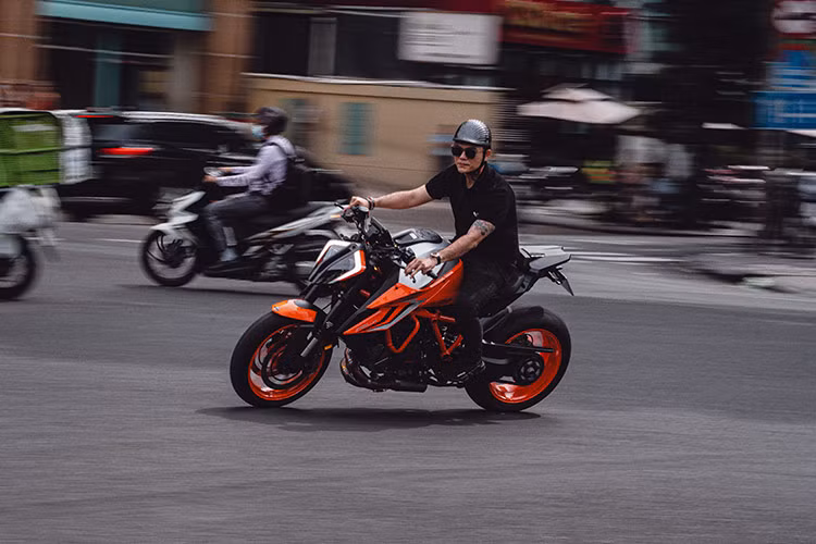 KTM 1290 Super Duke R bản Evo 2022 có chiều cao yên xe đạt 835 mm và khoảng sáng gầm 160 mm, do đó để có thể kiểm soát tốt, chủ nhân cần có chiều cao tốt trên 1,7m. Ngoài ra trên mẫu xe này còn được tích hợp công nghệ Anti-dive giúp người lái tránh tình trạng dồn về phía trước quá nhiều khi phanh gấp và người điều khiển có thể tắt/bật tính năng này.