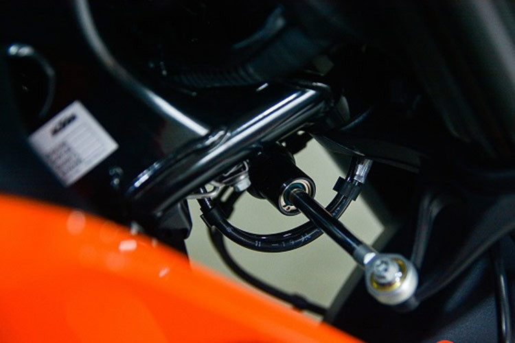 Suspension Pro thêm ba chế độ khác vào các tùy chọn (Track, Advanced, Auto). Chế độ Track sẽ tập trung tối đa vào hiệu suất vận hành trong trường đua. Advanced có thể tùy chỉnh theo cách chạy riêng của người lái với 8 cấp độ điều chỉnh phuộc trước và sau. Trong khi Auto được thiết lập để tự động điều chỉnh giảm xóc phù hợp với người sử dụng, mang tới sự êm ái khi vận hành ở tốc độ thấp và ổn định khi tăng tốc.