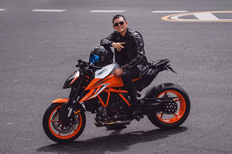 Trên chiếc siêu naked-bie này, tay chơi môtô Vương Khang đã độ lại nhiều phụ kiện hàng hiệu đắt giá lên đến 240 triệu đồng, nhưng vẫn không thay đổi thiết kế đặc trưng vốn có của KTM 1290 Super Duke R Evo .