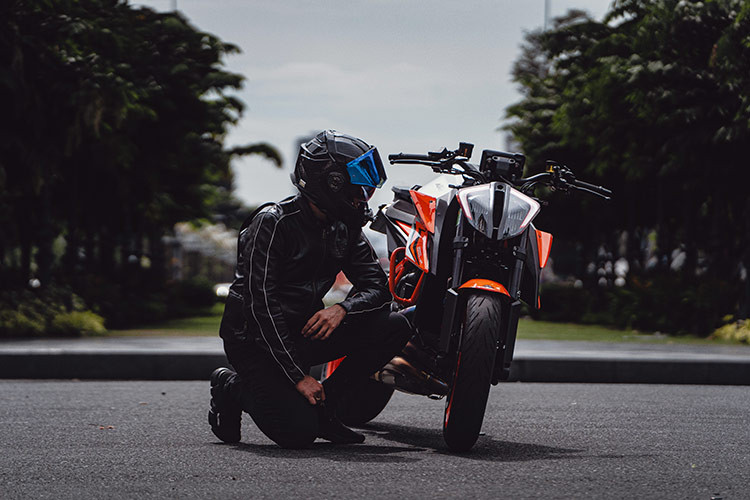 Khung xe mắt cáo của KTM 1290 Super Duke R Evo được nâng cấp với khung phụ làm bằng vật liệu tổng hợp gồm chất liệu hợp kim nhôm đúc và carbon composite cũng được mang trở lại trên đời xe này giúp tổng trọng lượng xe nhẹ hơn 2kg nhưng lại có độ cứng cáp gấp 3 lần so với các thế hệ trước đó.