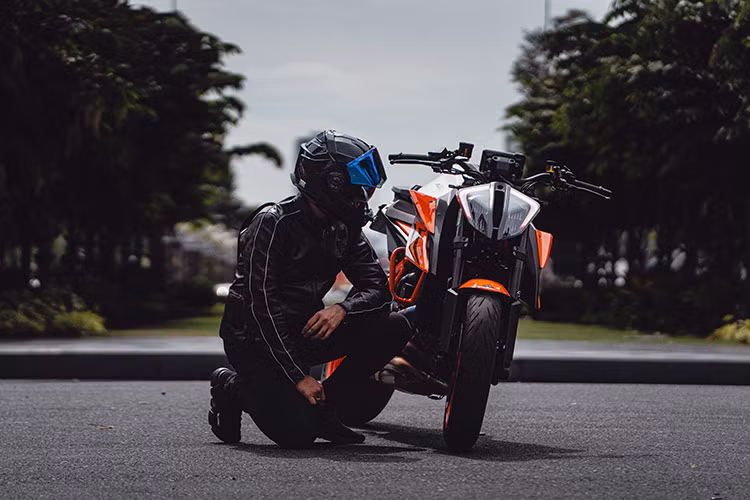 Khung xe mắt cáo của KTM 1290 Super Duke R Evo được nâng cấp với khung phụ làm bằng vật liệu tổng hợp gồm chất liệu hợp kim nhôm đúc và carbon composite cũng được mang trở lại trên đời xe này giúp tổng trọng lượng xe nhẹ hơn 2kg nhưng lại có độ cứng cáp gấp 3 lần so với các thế hệ trước đó.