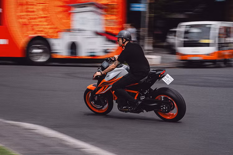 Gói tùy chọn Suspension Pro trên 1290 Super Duke R Evo còn bổ sung 3 cài đặt tải trước tự động để phù hợp với tư thế lái của mỗi người. Ở “Auto Standard” giữ thiết lập ở mức trung bình, sang “Auto Low” chiều cao yên xe giảm và mang tới tư thế ngồi thoải mái hơn. Trong khi “Auto High” phần đuôi xe nâng lên nhiều hơn đầu xe hạ thấp tạo một cảm giác lái thể thao thiên về hiệu suất vận hành trên đường đua.