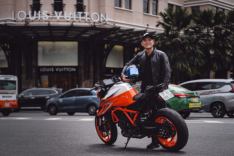 Ngoài ra, xe cũng được bổ sung một số tính năng như cùm ga tăng tốc quick-turn throttle (với khoảng chuyển động 65 độ) ít hơn 7 độ so với bản tiêu chuẩn. Theo KTM, hành trình ga ngắn hơn mang lại phản ứng nhanh hơn đồng thời giảm góc cổ tay của người lái và giảm khuỷu tay khi vặn hết ống ga. 