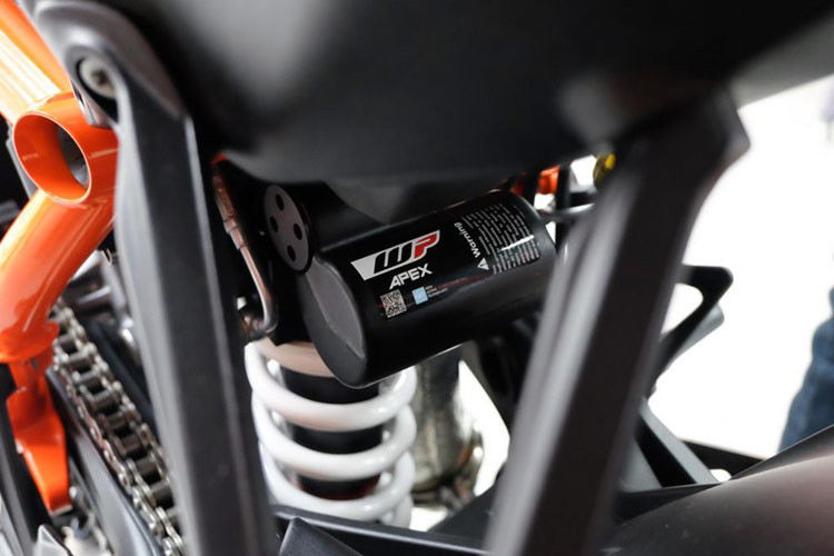 Xe sẽ có ba chế độ giảm xóc được lựa chọn: Comfort, Street và Sport. Phuộc phía sau cũng có thể điều chỉnh điện tử, với khả năng di chuyển 20mm trong 10 bước, mỗi bước 2mm. Ngoài ra người dùng còn có thể lựa chọn nâng cấp cho xe pkl 1290 Super Duke R Evo gói Suspension Pro để thực sự mở hết tiềm năng của hệ thống treo...