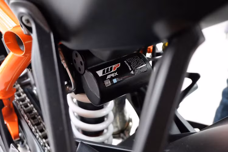 Xe sẽ có ba chế độ giảm xóc được lựa chọn: Comfort, Street và Sport. Phuộc phía sau cũng có thể điều chỉnh điện tử, với khả năng di chuyển 20mm trong 10 bước, mỗi bước 2mm. Ngoài ra người dùng còn có thể lựa chọn nâng cấp cho xe pkl 1290 Super Duke R Evo gói Suspension Pro để thực sự mở hết tiềm năng của hệ thống treo...