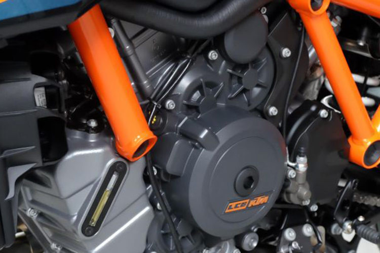 Điểm khác biệt của KTM 1290 Super Duke R Evo so với bản tiêu chuẩn nằm ở hệ thống phuộc trước và giảm xóc sau WP Apex thế hệ thứ 2 'SAT' (công nghệ bán chủ động) với các van từ tính mới, lập trình mới cho bộ điều khiển hệ thống treo và cải tiến cảm biến so với thế hệ cũ.