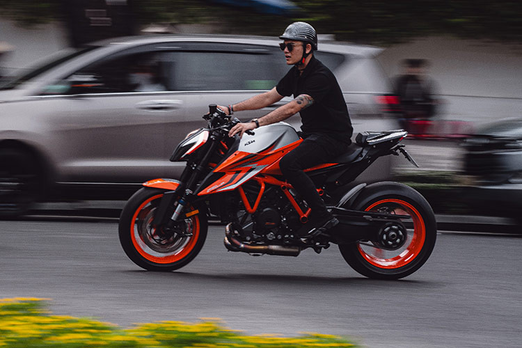 Trên mẫu xe 1290 Super Duke R Evo hãng KTM còn được trang bị cả trợ lực tay lái WP được trang bị mặc định nhằm tăng tối đa tính ổn định, đem lại sự an toàn nhất cho người lài. Theo đánh giá đây là một trong những chi tiết cực kỳ đáng giá.