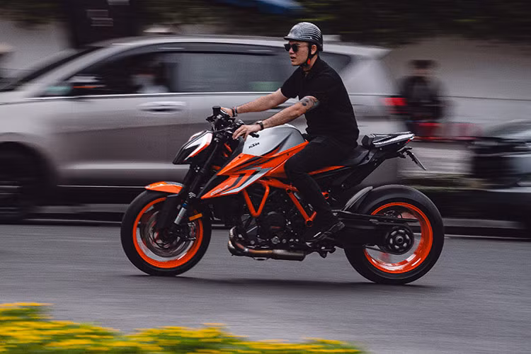 Trên mẫu xe 1290 Super Duke R Evo hãng KTM còn được trang bị cả trợ lực tay lái WP được trang bị mặc định nhằm tăng tối đa tính ổn định, đem lại sự an toàn nhất cho người lài. Theo đánh giá đây là một trong những chi tiết cực kỳ đáng giá.