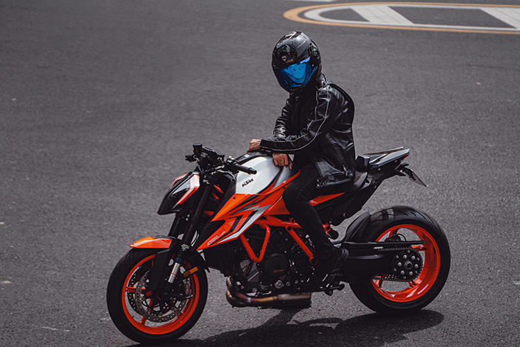 Thuộc phiên bản 2022, siêu môtô KTM 1290 Super Duke R Evo hấp dẫn hơn khi mang trên mình những đường nét hầm hố, góc cạnh và hiện đại. Kiểu dáng Super Duke của thương hiệu KTM đến từ Áo nổi bật với khối động cơ được đặt lộ ra ngoài, hệ thống ống xả vuốt ngược lên phía trên.
