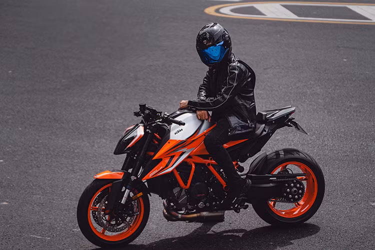 Thuộc phiên bản 2022, siêu môtô KTM 1290 Super Duke R Evo hấp dẫn hơn khi mang trên mình những đường nét hầm hố, góc cạnh và hiện đại. Kiểu dáng Super Duke của thương hiệu KTM đến từ Áo nổi bật với khối động cơ được đặt lộ ra ngoài, hệ thống ống xả vuốt ngược lên phía trên.