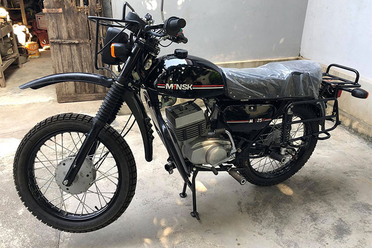 Xe sử dụng hệ thống phanh tang trống trước sau 150 mm, và có trọng lượng khô 120 kg, tốc độ cao nhất 90 km/h. Bình xăng dung tích 11 lít. Hiện tại, thương hiệu xe máy Minsk lúc này đã đổi tên thành M1nsk. Sản phẩm M125X được trang bị động cơ của hãng Zongshen, Trung Quốc.