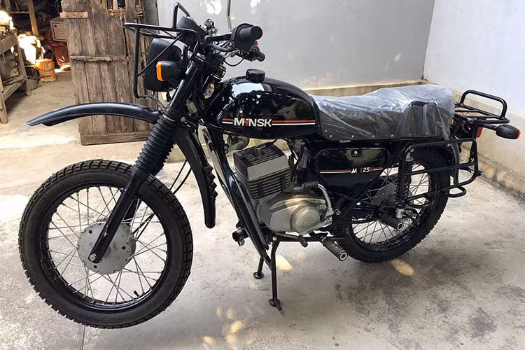 Xe sử dụng hệ thống phanh tang trống trước sau 150 mm, và có trọng lượng khô 120 kg, tốc độ cao nhất 90 km/h. Bình xăng dung tích 11 lít. Hiện tại, thương hiệu xe máy Minsk lúc này đã đổi tên thành M1nsk. Sản phẩm M125X được trang bị động cơ của hãng Zongshen, Trung Quốc.