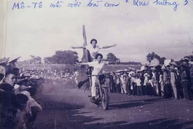 Các nam, nữ thanh niên được tuyển chọn vào câu lạc bộ phải trải qua những vòng kiểm tra rất khắt khe về sức khỏe và kiến thức.