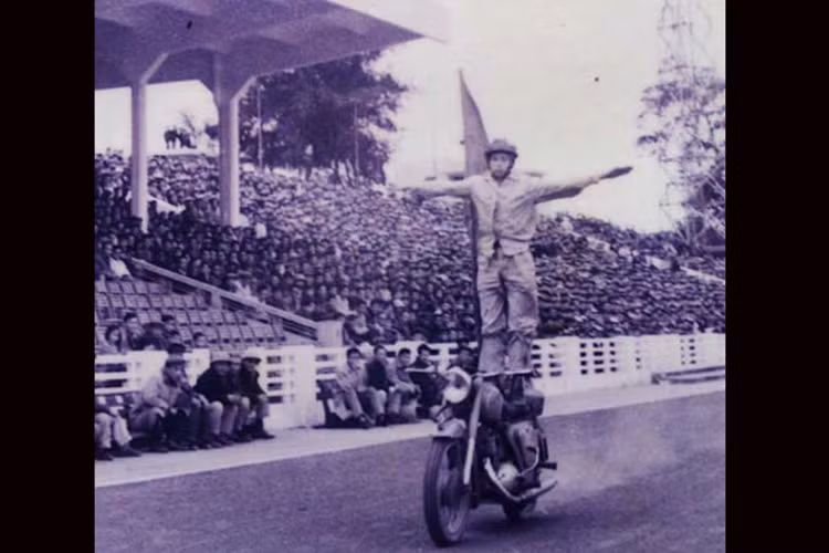 Địa điểm tập luyện và biểu diễn thời bấy giờ là Sân vận động Quần Ngựa, với phương tiện chỉ là những chiếc xe môtô IJ hay JAWA 350 phân khối do Liên Xô và Tiệp Khắc sản xuất.