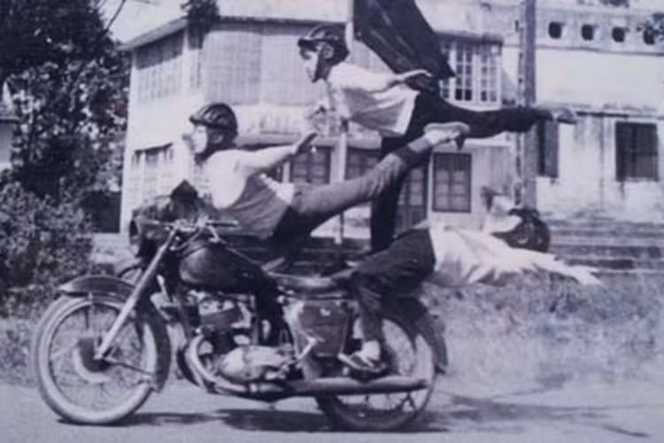 Tinh thần chơi xe, yêu xe và hết lòng vì nghệ thuật ấy của một “thế hệ vàng” trong lịch sử được lưu giữ lại trong nhiều bức hình đẹp mà mỗi chúng ta xem lại vừa khâm phục, vừa suy ngẫm.