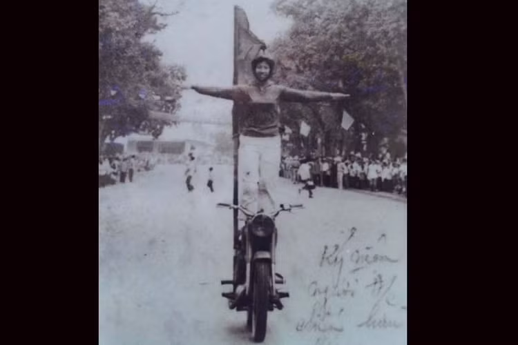 Phương tiện biểu diễn giản dị, với vài chiếc mô tô IJ hay JAWA 350 phân khối, tiền lương thưởng không có gì ngoài vài bộ quần áo, đôi giày.