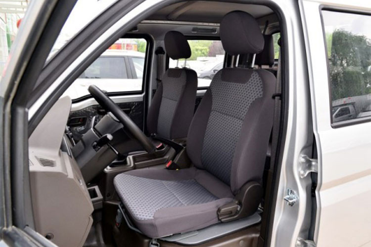 Xe cũng sở hữu 4 chỗ ngồi nhưng nếu chỉ nhìn qua có thể thây nó khá chật chội do thiết kế khoang lái khá nhỏ, ghế ngồi sát nhau. Hệ thống an toàn trên mẫu xe bán tải Trung Quốc này không có gì nổi bật.