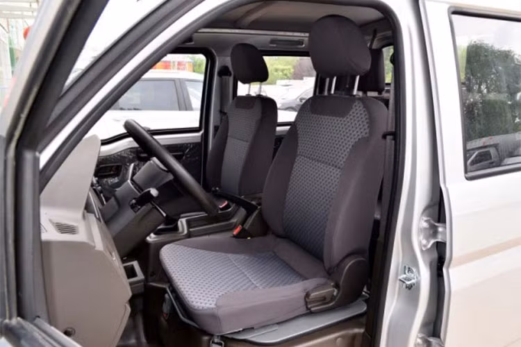 Xe cũng sở hữu 4 chỗ ngồi nhưng nếu chỉ nhìn qua có thể thây nó khá chật chội do thiết kế khoang lái khá nhỏ, ghế ngồi sát nhau. Hệ thống an toàn trên mẫu xe bán tải Trung Quốc này không có gì nổi bật.