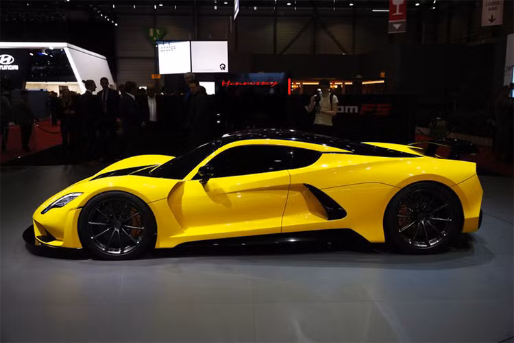 Bên cạnh đó, điều khiến cho Venom F5 nhanh hơn cả bất kỳ mẫu xe đua Formula 1 nào cũng là nhờ thân xe và khung xe được chế tạo bằng vật liệu sợi carbon nhẹ nhằm giảm trọng lượng khiến chiếc xe này chỉ có 2,950 pounds, (tương đương 1.338 kg), đồng thời tăng khả năng tăng tốc của xe.