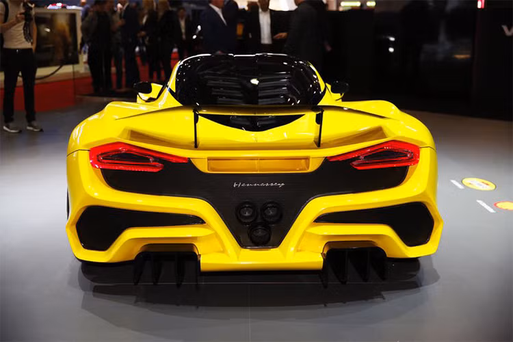 Vậy có điều gì đặc biệt với siêu xe Hennessey Venom F5? Điều đáng ngạc nhiên chính là việc con thú "Hypercar" Venom F5 của hãng độ Mỹ có thể sẵn sàng cho “tân vương tốc độ” Bugatti Chiron "ngửi khói" khi có công suất chạm ngưỡng 1.600 mã lực và tốc độ tối đa lên đến 482 km/h.
