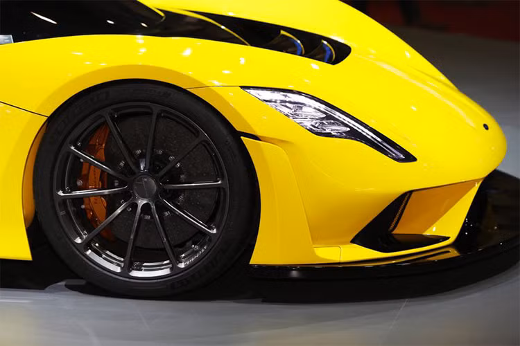 Như vậy Hennessey đã giữ đúng lời hứa về việc cho ra mắt một mẫu xe đường phố nhanh nhất thế giới. Để làm được điều này, Hennessey Venom F5 được trang bị động cơ V8 twin-turbo, dung tích 7,4-lít tạo ra công suất đáng kinh ngạc lên tới 1.600 mã lực và 1.300 lb-ft mô-men xoắn giúp nó đạt vận tốc tối đa 301 dặm (482 km)/ một giờ.