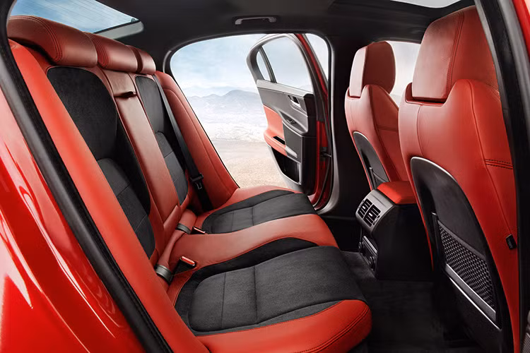 Cùng với InControl Touch Pro là một trong hai sự lựa chọn hệ thống âm thanh Meridian 11 loa công suất 380 watt với một loa siêu trầm, hoặc 17 loa công suất 825 watt với 1 loa siêu trầm...