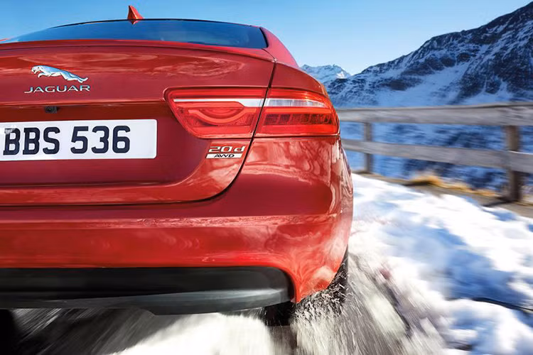 Hệ thống Adaptive Surface Response sẽ giúp cho xe có thể tự điều chỉnh cân bằng, tùy thuộc vào từng loại bề mặt mà nó đang chạy.