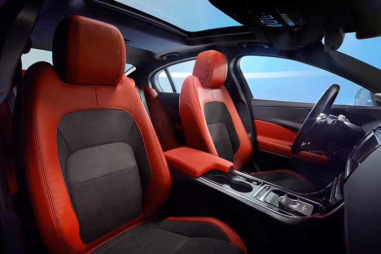 Cùng với đó là chế độ Approach Mode cho phép người lái xem trước tất cả con đường có thể dẫn tới đích đến. Hệ thống tự động xác cũng giúp người lái dễ dàng xác định vị trí bãi đậu xe.