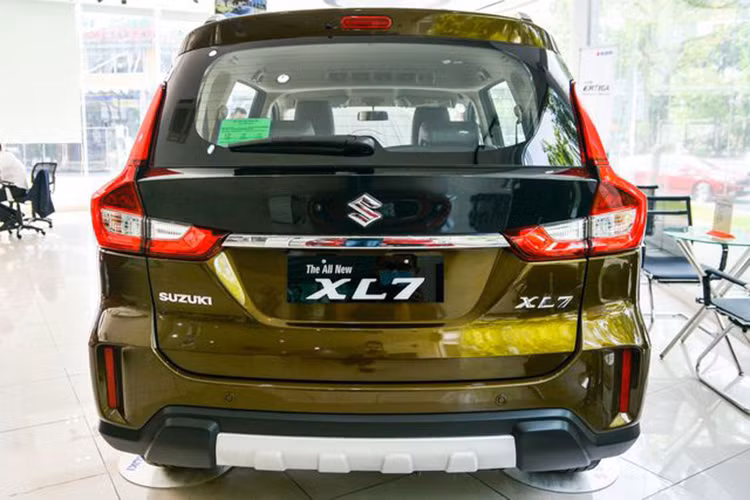 Điểm sáng của Suzuki XL7 nằm ở động cơ vận hành bền bỉ và tiết kiệm nhiên liệu. Đây là động cơ xăng 4 xi-lanh, dung tích 1.5L, tạo ra công suất tối đa 103 mã lực tại vòng tua máy 6.000 vòng/phút và mô-men xoắn cực đại 138 Nm, đi cùng hộp số tự động 4 cấp.