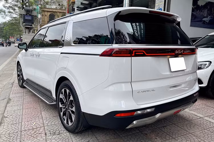 Sở hữu giá bán dao động từ 1,209 - 1,834 tỷ đồng, Kia Carnival là một trong số ít những mẫu MPV cỡ lớn đang bán tại Việt Nam. Thế mạnh của mẫu xe này nằm ở thiết kế thể thao, nội thất rộng rãi, nhiều trang bị tiện nghi và an toàn.