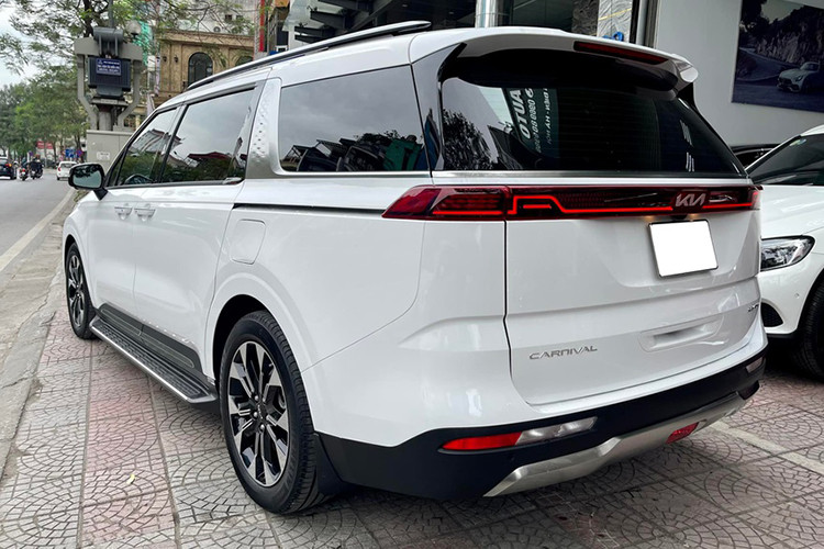 Sở hữu giá bán dao động từ 1,209 - 1,834 tỷ đồng, Kia Carnival là một trong số ít những mẫu MPV cỡ lớn đang bán tại Việt Nam. Thế mạnh của mẫu xe này nằm ở thiết kế thể thao, nội thất rộng rãi, nhiều trang bị tiện nghi và an toàn.