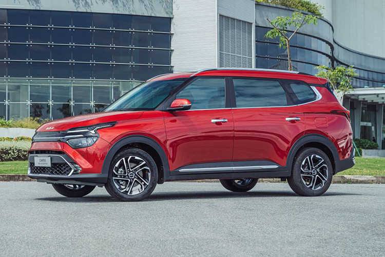  Kia Carens: 337 xe Tương tự đồng hương Hyundai Stargazer, Kia Carens cũng có một tháng không mấy thành công khi doanh số giảm 14,8% xuống còn 337 xe. Cộng dồn từ đầu năm đến nay, mẫu MPV này đạt doanh số 3.325 xe, thấp hơn cả Kia Carnival dù rẻ hơn đến một nửa.