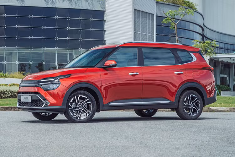  Kia Carens: 337 xe Tương tự đồng hương Hyundai Stargazer, Kia Carens cũng có một tháng không mấy thành công khi doanh số giảm 14,8% xuống còn 337 xe. Cộng dồn từ đầu năm đến nay, mẫu MPV này đạt doanh số 3.325 xe, thấp hơn cả Kia Carnival dù rẻ hơn đến một nửa.