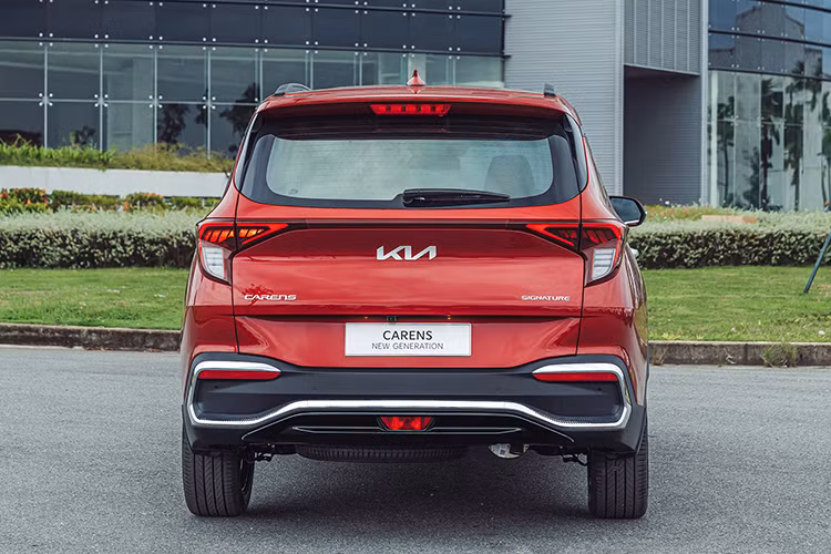 Kia Carens hiện có giá dao động từ 589 - 859 triệu đồng, khá cao trong phân khúc MPV cỡ nhỏ. Tuy nhiên, xe lại ghi điểm bằng thiết kế theo phong cách SUV, nội thất 6 chỗ hiếm hoi trong phân khúc cùng nhiều trang bị tiện nghi... 