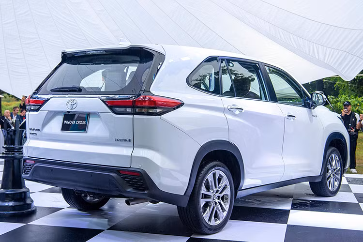 Tuy tăng trưởng dương nhưng Toyota Innova Cross vẫn nằm trong top cuối của phân khúc MPV nếu xét về mặt doanh số và bị đối thủ Hyundai Custin bỏ lại khá xa. So với Hyundai Custin, Toyota Innova Cross có giá khởi điểm thấp hơn, dao động từ 810 - 990 triệu đồng.