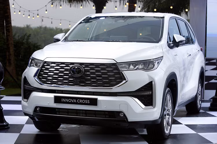  Toyota Innova Cross: 162 xe Ra mắt Việt Nam vào hồi tháng 10/2023, Toyota Innova Cross chưa thực sự đạt được kỳ vọng về mặt doanh số. Trong tháng 11 vừa qua, mẫu xe này mang về kết quả bán hàng 162 xe, tăng 13,2%.