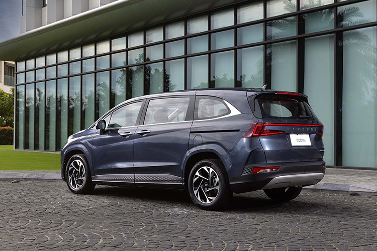 Khác với Toyota Innova Cross, Hyundai Custin là xe lắp ráp trong nước nên được hưởng ưu đãi 50% lệ phí trước bạ của Chính phủ. Ngoài ra, mẫu xe này còn có những lợi thế lớn về mặt kích thước và trang bị so với Toyota Innova Cross.