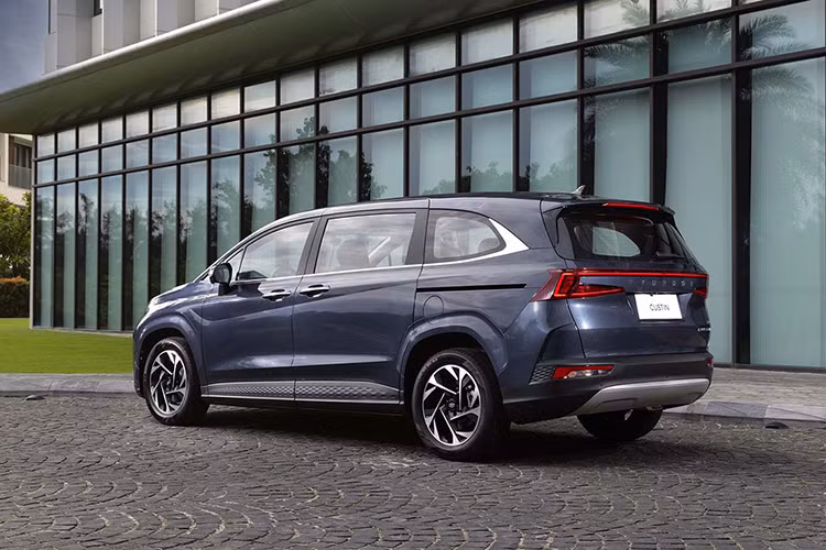 Khác với Toyota Innova Cross, Hyundai Custin là xe lắp ráp trong nước nên được hưởng ưu đãi 50% lệ phí trước bạ của Chính phủ. Ngoài ra, mẫu xe này còn có những lợi thế lớn về mặt kích thước và trang bị so với Toyota Innova Cross.