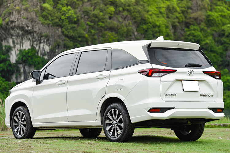 So với Veloz Cross, Toyota Avanza Premio thường có doanh số thấp hơn dù giá rẻ hơn, chỉ từ 558 - 598 triệu đồng cho 2 phiên bản. Nguyên nhân là bởi Avanza Premio có thiết kế và trang bị kém ấn tượng hơn.