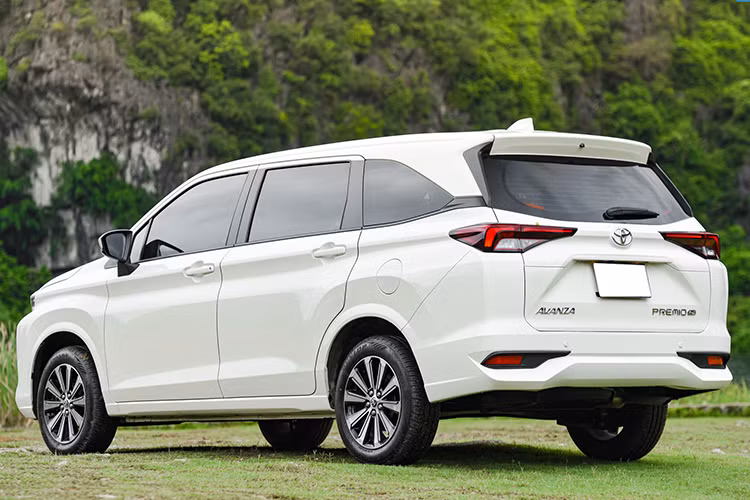 So với Veloz Cross, Toyota Avanza Premio thường có doanh số thấp hơn dù giá rẻ hơn, chỉ từ 558 - 598 triệu đồng cho 2 phiên bản. Nguyên nhân là bởi Avanza Premio có thiết kế và trang bị kém ấn tượng hơn.