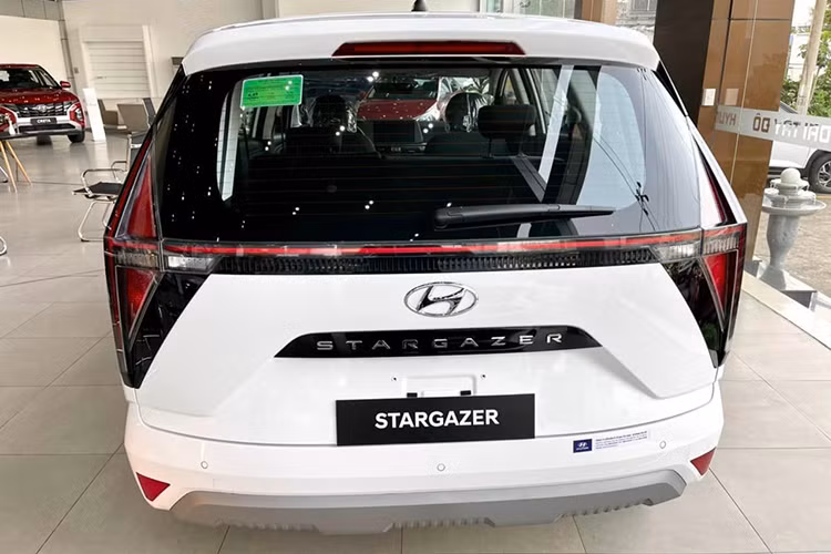 Hyundai Stargazer hiện được nhập khẩu nguyên chiếc nên không được hưởng ưu đãi 50% lệ phí trước bạ của Chính phủ. Ngoài ra, mẫu xe này còn có thiết kế không hợp gu của nhiều người Việt. 