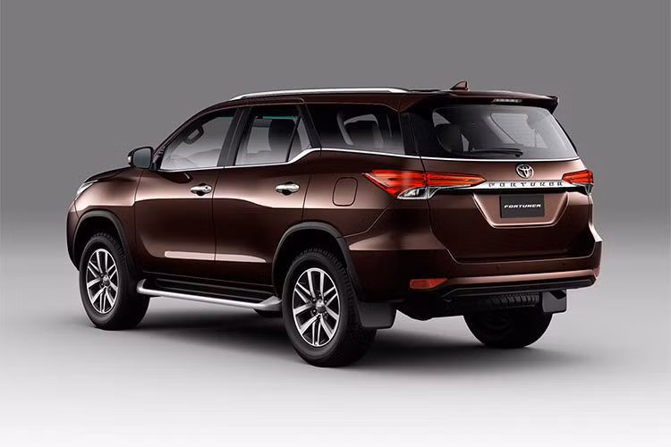 Fortuner bản nâng cấp 2019 sẽ chính thức có mặt tại tất cả đại lý của TMV trên toàn quốc bắt đầu từ ngày hôm nay 6/6/2019. Phiên bản Fortuner 2.7 4×4 động cơ xăng số tự động, và Fortuner 2.7 4×2 động cơ xăng TRD dự kiến lần lượt được phân phối chính thức từ tháng 8, 9/2019.