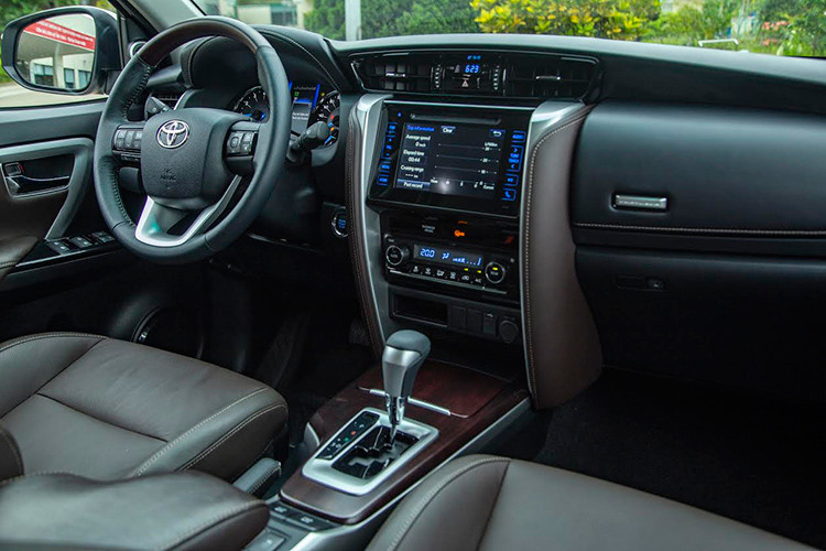 Về thiết kế ngoại thất, mẫu xe Toyota Fortuner lắp ráp tại Việt Nam sẽ vẫn giữ nguyên, gần như không có sự thay đổi so với bản nhập khẩu đang bán ra trên thị trường. Tương tự như vậy, nội thất của xe được TMV tiêu chuẩn hóa với đầu DVD, camera lùi cho phiên bản 2.4 4×2 máy dầu số sàn và camera lùi cho phiên bản 2.4 4×2 máy dầu số tự động.