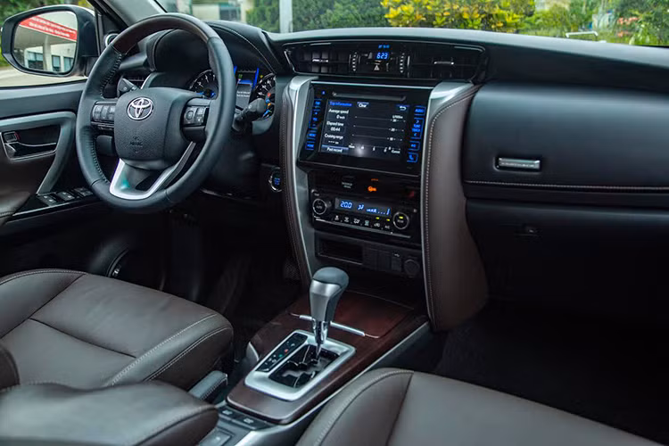 Về thiết kế ngoại thất, mẫu xe Toyota Fortuner lắp ráp tại Việt Nam sẽ vẫn giữ nguyên, gần như không có sự thay đổi so với bản nhập khẩu đang bán ra trên thị trường. Tương tự như vậy, nội thất của xe được TMV tiêu chuẩn hóa với đầu DVD, camera lùi cho phiên bản 2.4 4×2 máy dầu số sàn và camera lùi cho phiên bản 2.4 4×2 máy dầu số tự động.