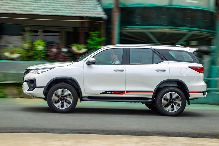 TMV lắp ráp 4 phiên bản Toyota Fortuner 2019 bao gồm 2.8 4×4 máy dầu số tự động, 2.7 4×2 máy xăng số tự động TRD, 2.4 4×2 máy dầu số tự động và 2.4 4×2 máy dầu số sàn, và tiếp tục nhập khẩu 2 phiên bản 2.7 4×4 máy xăng số tự động và 2.7 4×2 máy xăng số tự động từ Indonesia.