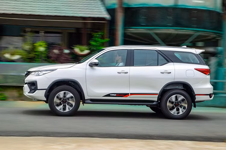 TMV lắp ráp 4 phiên bản Toyota Fortuner 2019 bao gồm 2.8 4×4 máy dầu số tự động, 2.7 4×2 máy xăng số tự động TRD, 2.4 4×2 máy dầu số tự động và 2.4 4×2 máy dầu số sàn, và tiếp tục nhập khẩu 2 phiên bản 2.7 4×4 máy xăng số tự động và 2.7 4×2 máy xăng số tự động từ Indonesia.