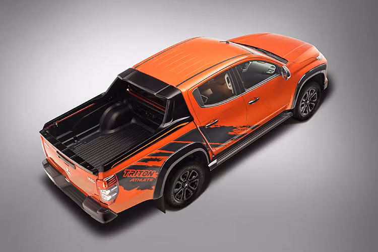 Mitsubishi Triton Athlete 2021 gồm hai phiên bản 4x4 AT và 4x2 AT sẽ được phân phối với ba tùy chọn màu sắc: trắng, cam và đen. “Uy mãnh thỏa chất đam mê”, Triton Athlete hội tụ những đặc trưng cần thiết của một chiếc bán tải: thiết kế phong cách, khỏe khoắn, năng động đi cùng khả năng vận hành bền bỉ, linh hoạt.