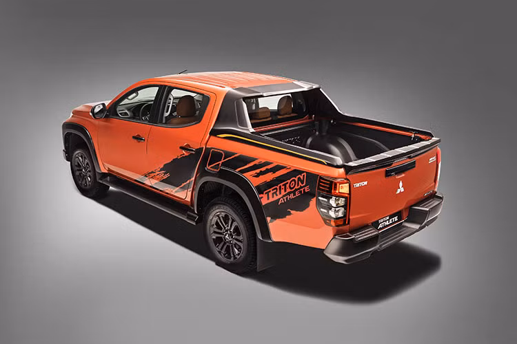 Ngoại hình phong cách của Mitsubishi Triton Athlete được thể hiện rõ nét qua những nâng cấp về trang bị phụ kiện kết hợp với thiết kế Dynamic Shield hiện đại tạo thành một khối khỏe khoắn, mạnh mẽ.